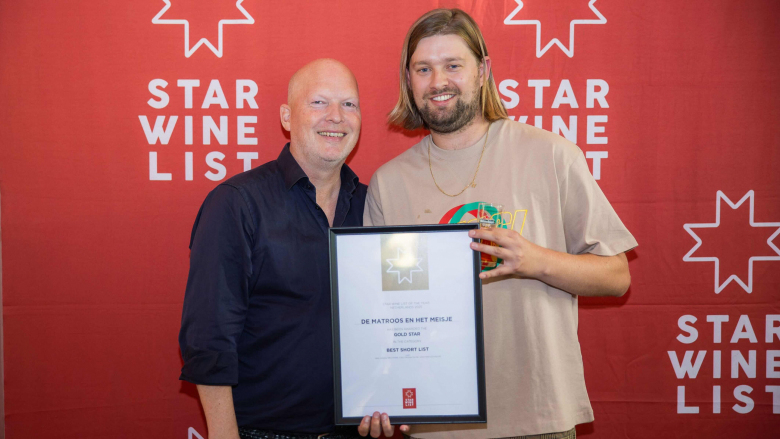 Krister Bengtsson with Taco de Vos, accepting a Gold Star for De Matroos en het Meisje at Star Wine List of the Year Belgium & Netherlands 2026. Photo by Guido Pijper.