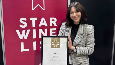 Elizabeth Takahashi of Maz, Tokyo, accepts her Gold Star at Star Wine List of the Year Japan 2026. Photo by Star Wine List.