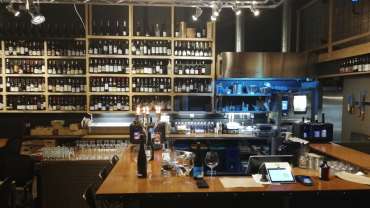 Meetly Vallastaden, a wine bar in Linköping, Sweden.