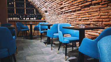 5 Wine Bar, a wine bar in Toulouse, France.