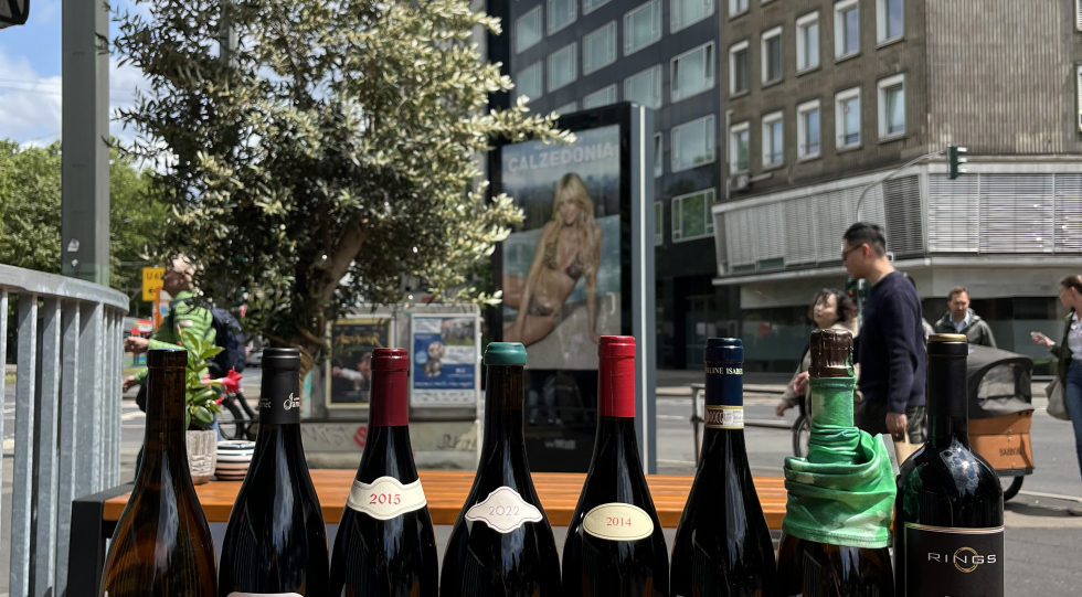 Pommes und Wein (Pelican Fly), a wine bar in Düsseldorf, Germany.