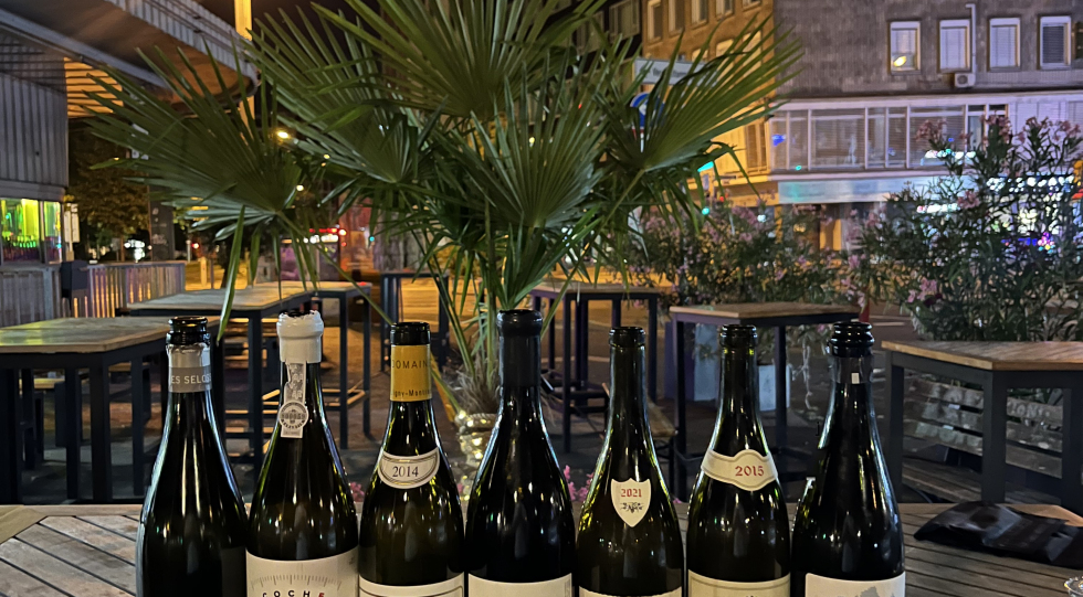 Pommes und Wein (Pelican Fly), a wine bar in Düsseldorf, Germany.