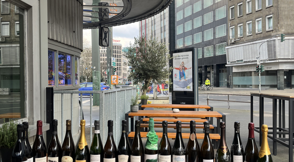 Pommes und Wein (Pelican Fly), a wine bar in Düsseldorf, Germany.