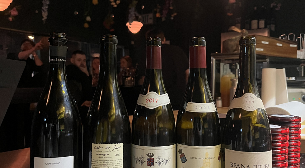 Pommes und Wein (Pelican Fly), a wine bar in Düsseldorf, Germany.