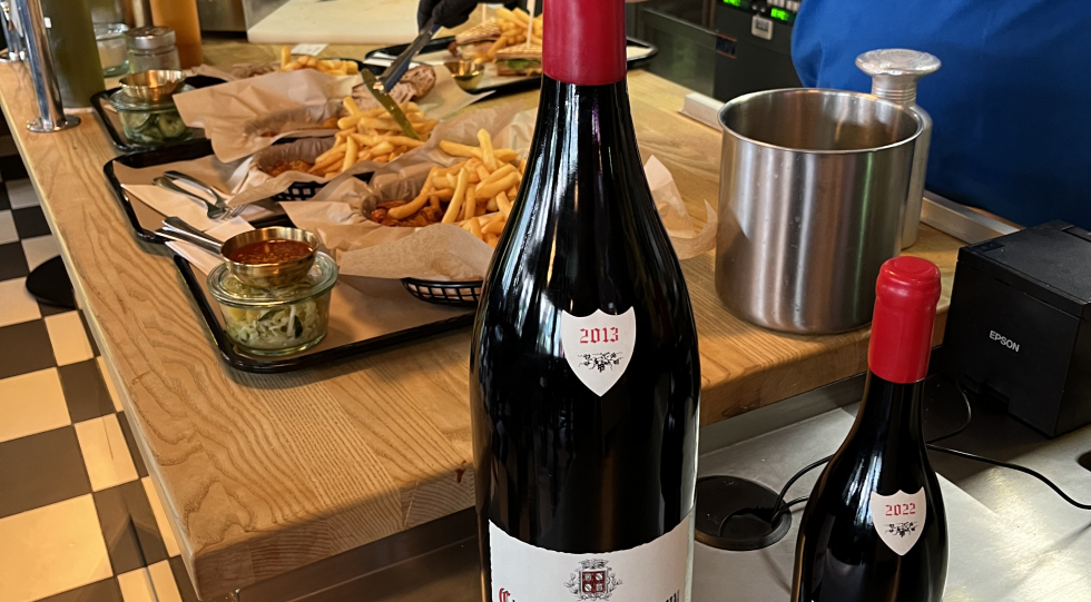 Pommes und Wein (Pelican Fly), a wine bar in Düsseldorf, Germany.