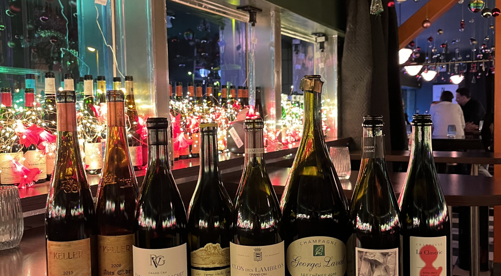 Pommes und Wein (Pelican Fly), a wine bar in Düsseldorf, Germany.