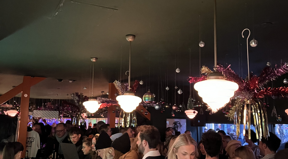 Pommes und Wein (Pelican Fly), a wine bar in Düsseldorf, Germany.
