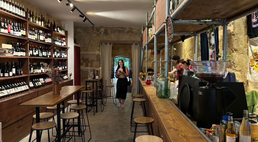YARRA, a wine bar in Bordeaux, France.
