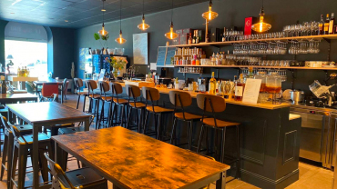 Le Sobre Chartrons, a wine bar in Bordeaux, France.