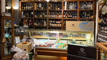 Cuenllas Ultramarinos & Tapas, a restaurant and wine bar in Madrid, Spain.