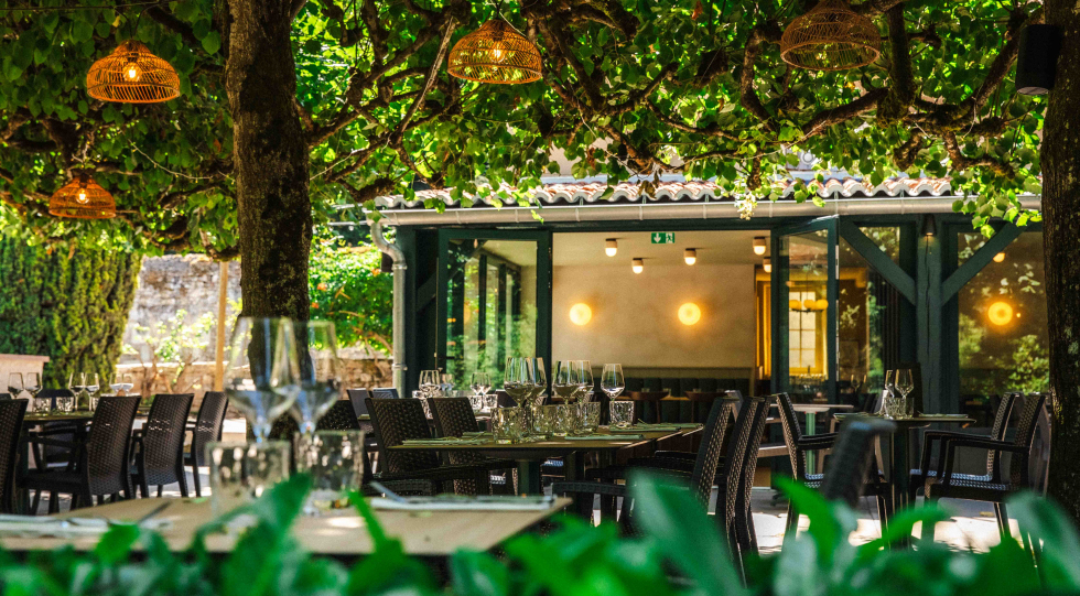 Exterior of L'auberge des Isles restaurant, Montreuil-Bellay, France.