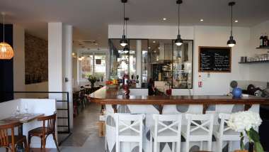 Le P’tit Pinard, a wine bar in 11th arr, Paris, France.