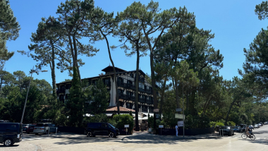 Le Skiff Club, a restaurant and hotel in La Teste-de-Buch, France.