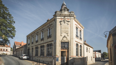 Exterior of Le Recommandé wine bar and cafe in Avize, Champagne region, France.