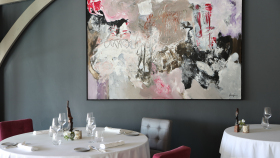 Salle du restaurant étoilé pour le dîner.