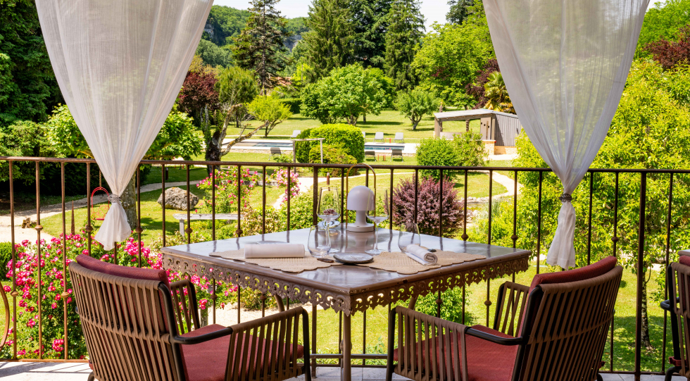 Terasse du restaurant étoilé vue sur le parc de l'hôtel.