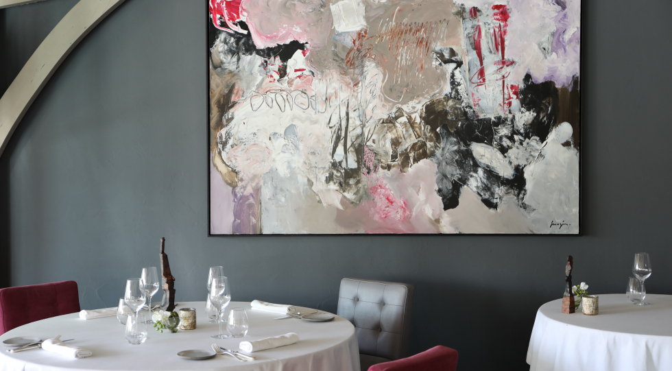 Salle du restaurant étoilé pour le dîner.