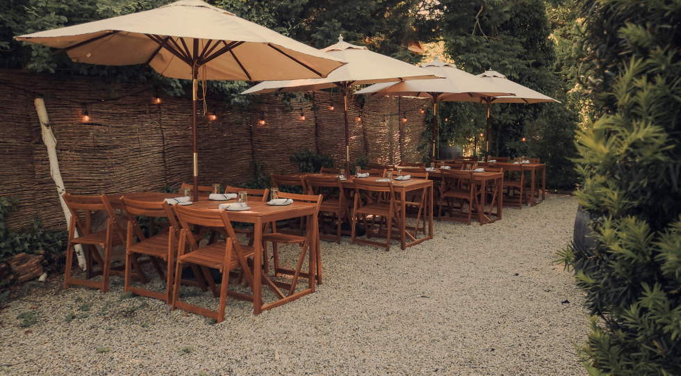 Seasonal outdoor dining in the garden at the Pheasant, Dennis, USA.