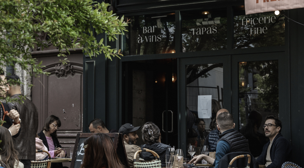 Illustre Bar et Cave à manger, a wine bar in Côteaux du Lyonnais, France.