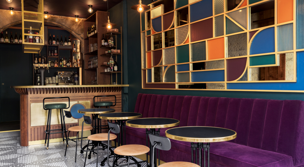 Illustre Bar et Cave à manger, a wine bar in Côteaux du Lyonnais, France.