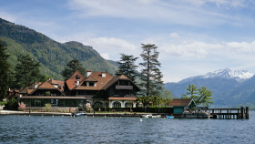 Restaurant Jean Sulpice, a hotel in Talloires Montmin, France.