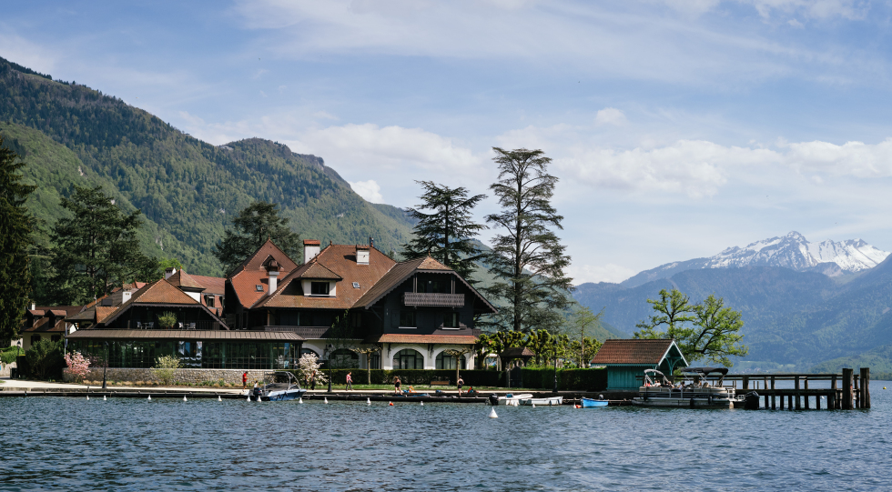 Restaurant Jean Sulpice, a hotel in Talloires Montmin, France.