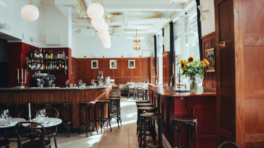 Vita Duvan, a wine bar in Sweden.
