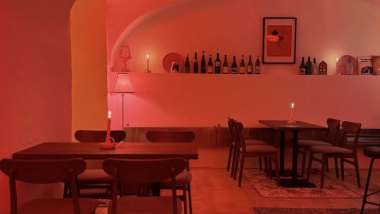Wirtshaus Social Club, a wine bar in Austria.