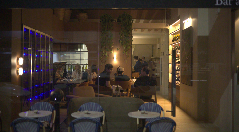 Outdoor area with French bistro chairs and tables, Vivan Wine Bar, Balneário Camboriú, Brazil.